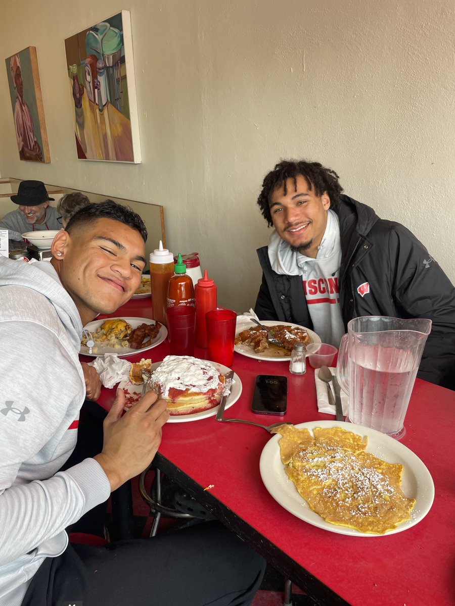 🟥⬜️ Badger rookie WR’s breaking in Mickie’s Dairy Bar for breakfast!!! #WelcomeToTheFamily #LFEra #BadgerNation #TopShelfBreakfast