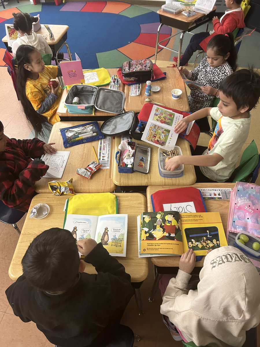 pencils_smiles's tweet image. Nothing better than a good book and a yummy snack 📚😋 #firstgradereaders #EWRSD #EMKpride