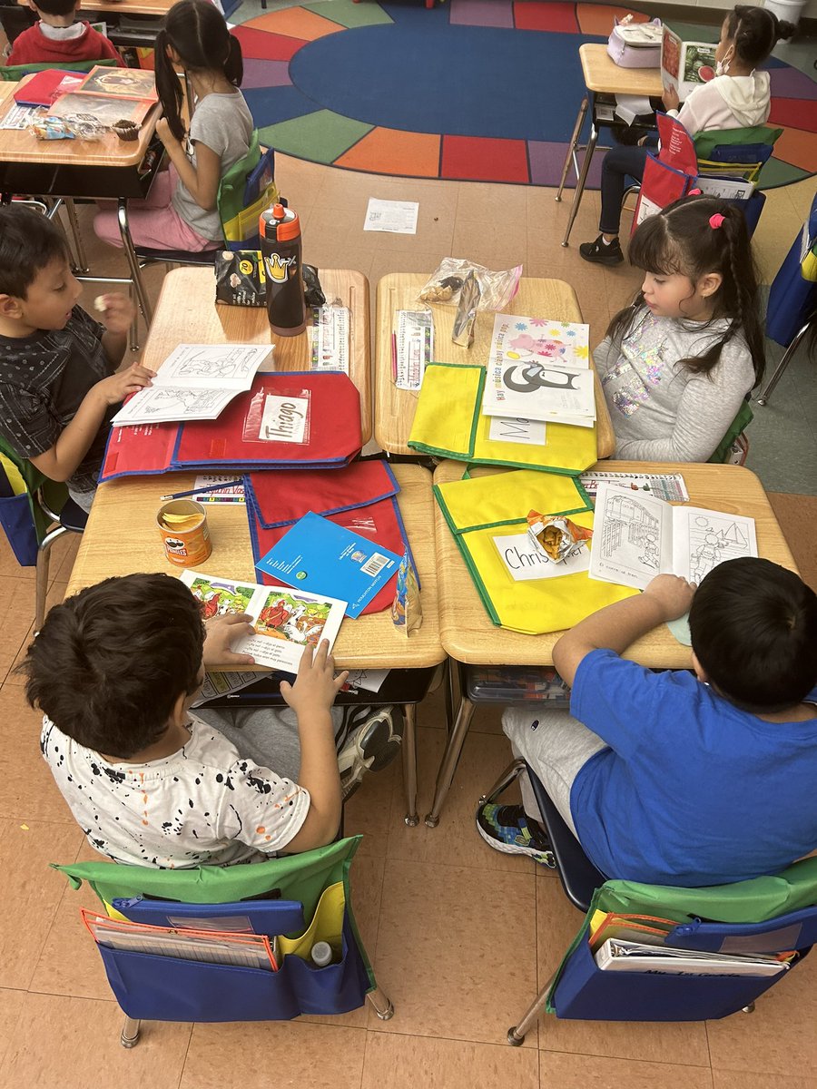 pencils_smiles's tweet image. Nothing better than a good book and a yummy snack 📚😋 #firstgradereaders #EWRSD #EMKpride