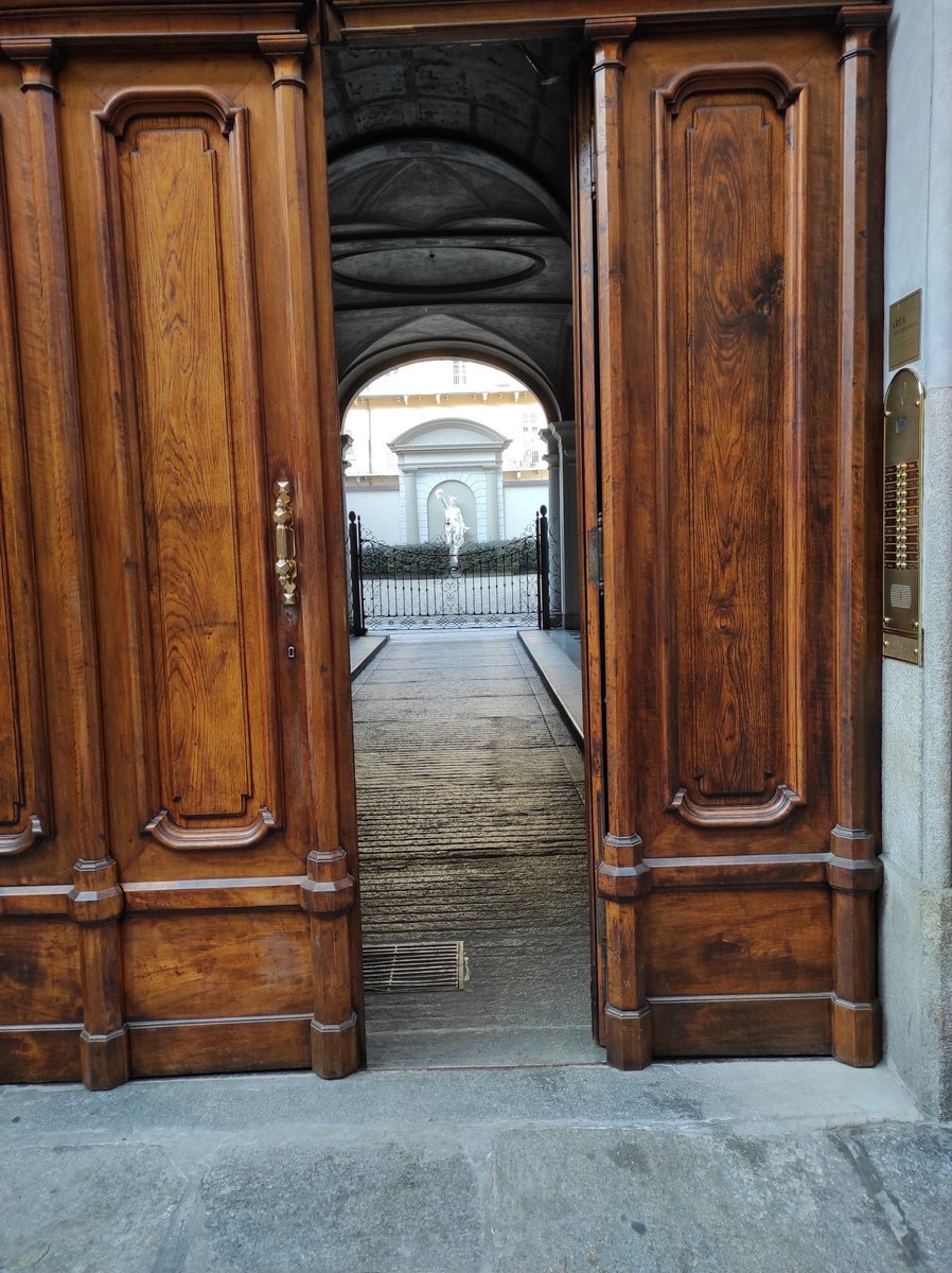 alessiodesiena's tweet photo. #androni di un certo livello.
#Torino https://t.co/pbm4EsyiHC