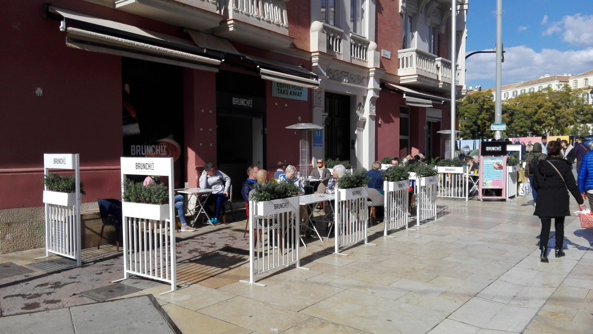 bgmps's tweet photo. Pues al final he podido pasarme hoy (13:18h), ya que @paco_cantos y @pacodelatorrep no han podido.
Y la terraza del #Brunchit (Alcazabilla, 15) sigue incumpliendo la licencia, con toda la cara.
En vez de los 20m2 permitidos, ocupa aprox 42m2.
Ante la permisividad de @malaga. https://t.co/TYtu9grNW8