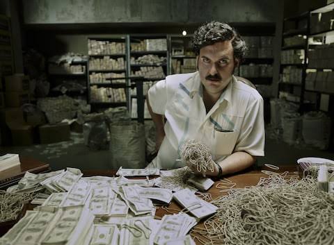#Tujikumbushe Unaambiwa! Mwamba Pablo Escobar, legendary wa uuzaji wa madawa ya kulevya. Alikuwa anatumia Tsh milioni 5.5 kwa mwezi kwenye rubber bands tu kwa ajili ya kufungia pesa zake.
