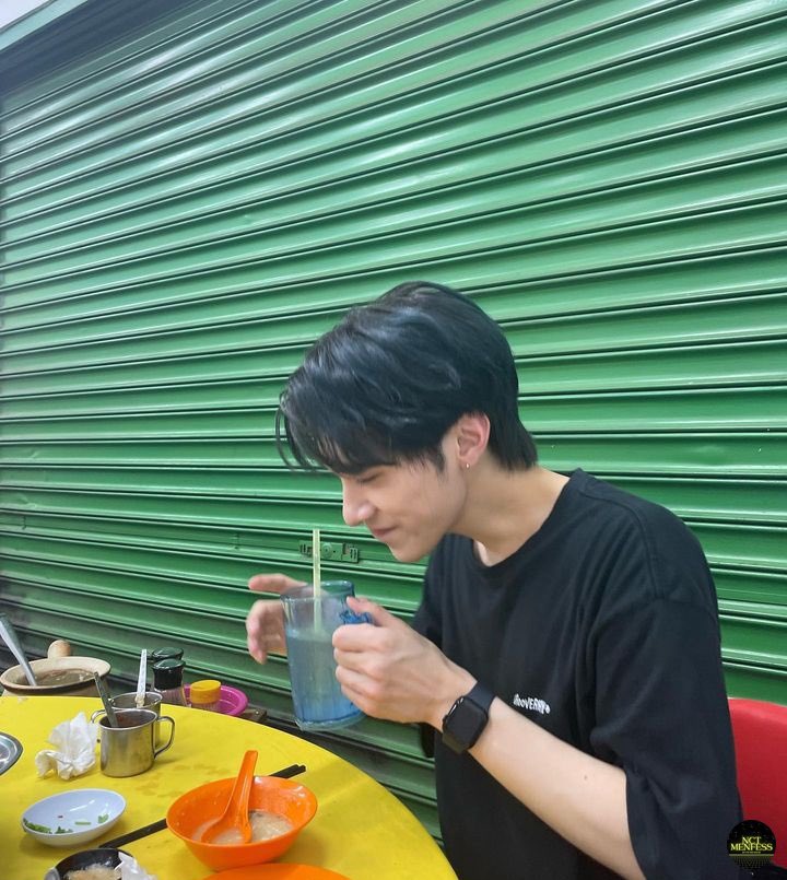 starfess's tweet photo. -idol hendery nongkrong di warkop no edit-edit club😭 https://t.co/uiQKPWZiS8