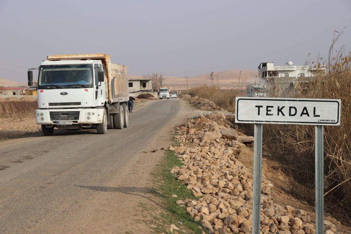mahmutozyavuz's tweet photo. Harran'ımızın dört bir yanında çalışmalarımıza aralıksız bir şekilde devam ediyoruz.

⚠ #Tekdal kırsal mahallemizde, mahalle içi asfalt serimi öncesi dolgu ve reglaj çalışmalarımıza başladık.🚧

@RTErdogan @dbdevletbahceli @MHP_Bilgi @Akparti https://t.co/IPr2GIags3