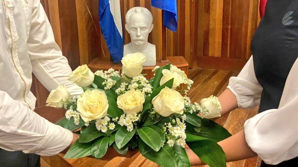 Nuestro #MartiVive ese hombre que nos ilumina, guía y faro de todos los cubanos <a href="/ETECSA_Cuba/">ETECSA</a> <a href="/AnalaisyG/">Analaisy González</a>