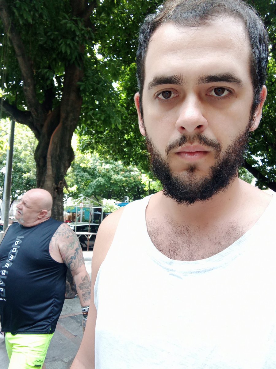 Levei um cara com uma suastica, um sol negro e um "white proud" tatuados no braço pra delegacia. O cara que me atendeu é bolsonarista, pediu desculpa pro nazista, disse q ele pode usar o que quiser e disse que sou comunista gayzista estudantezinho