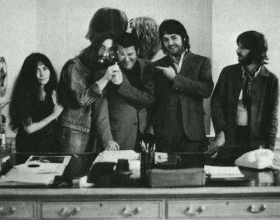 Il 28 gennaio 1969 i #Beatles incontrano #AllenKlein che diviene loro manager negli ultimi mesi insieme. Produttore dei #RollingStones, era stato introdotto da #JohnLennon colpito dalla sua personalità. George e Ringo lo accettano come manager, Paul è contrario.