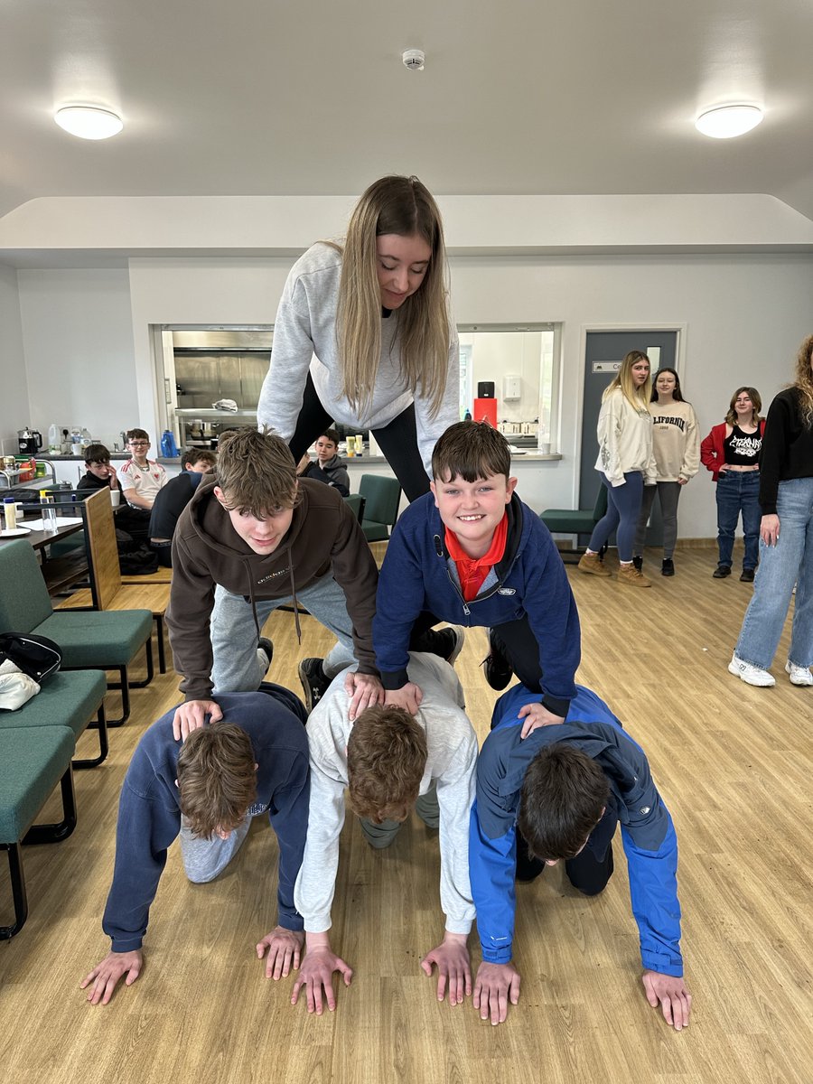 Urddieuenctid's tweet photo. Creu siapiau gyda’r corff - cyflwyno gemmau i’w cynnal gyda plant a phobl ifanc ar ybcwrs #SWOGIO
#urddieuenctid #swogs https://t.co/Hmzkq6OoFU