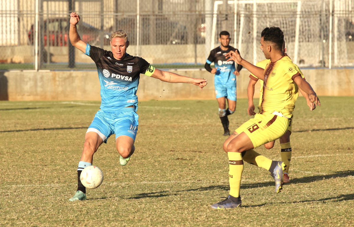 LigaFUTVE's tweet photo. 🔥 • @RayoDvo mostró su pegada
⚽ • César Villagra, Jeison Pirela, César Salazar y Luis Paz agitaron las redes para el equipo dirigido por Elvis Martínez en un amistoso ante Trujillanos 

💬 • ¿A qué objetivo crees que pueda apuntar el equipo zuliano en la #temporada2023? https://t.co/QO6R9NPKQd