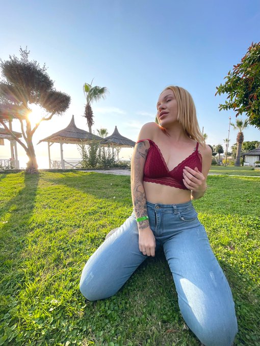 Continue here https://t.co/gHoInA4iO8 50% SALE https://t.co/L9z3zqKShU