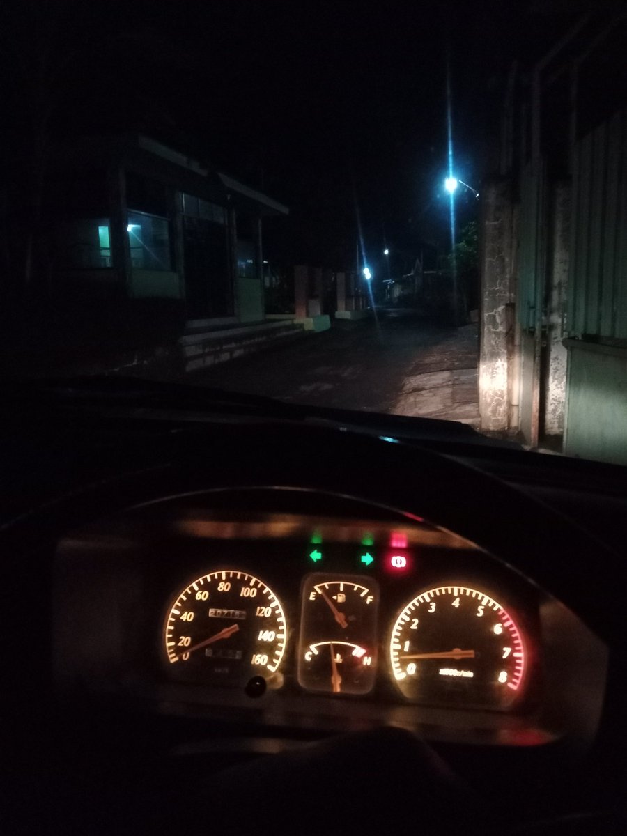 Njir dapet parkir bawah tower pas