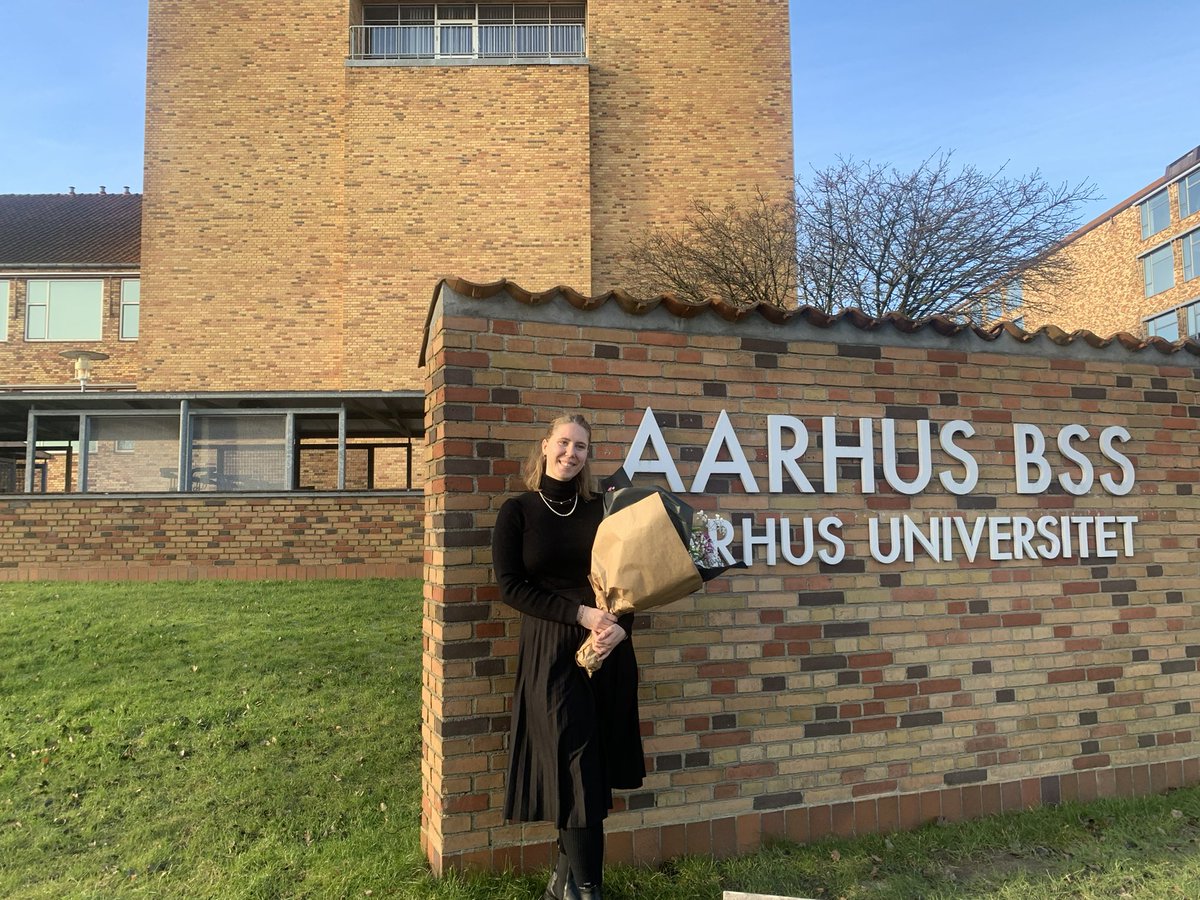 Yesterday I defended my Master's thesis and finally earned my master's degree in Economics. This marks that I'm halfway through my PhD program!