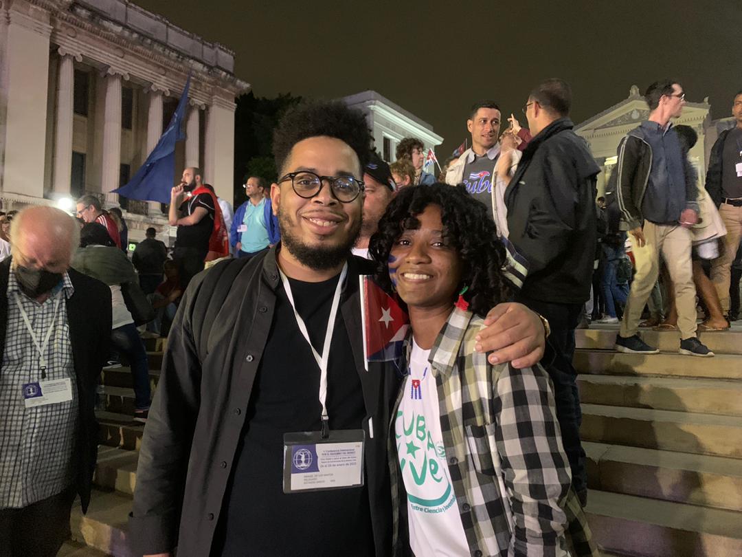 emicuba_'s tweet photo. .@manolo_realengo ❤️🇨🇺
feliz de coincidir con gente linda gracias a esta V Conferencia Internacional por el Equilibrio del 🌎!
#ForTheWorldBalance #MartiVive https://t.co/pdJlwieGa1