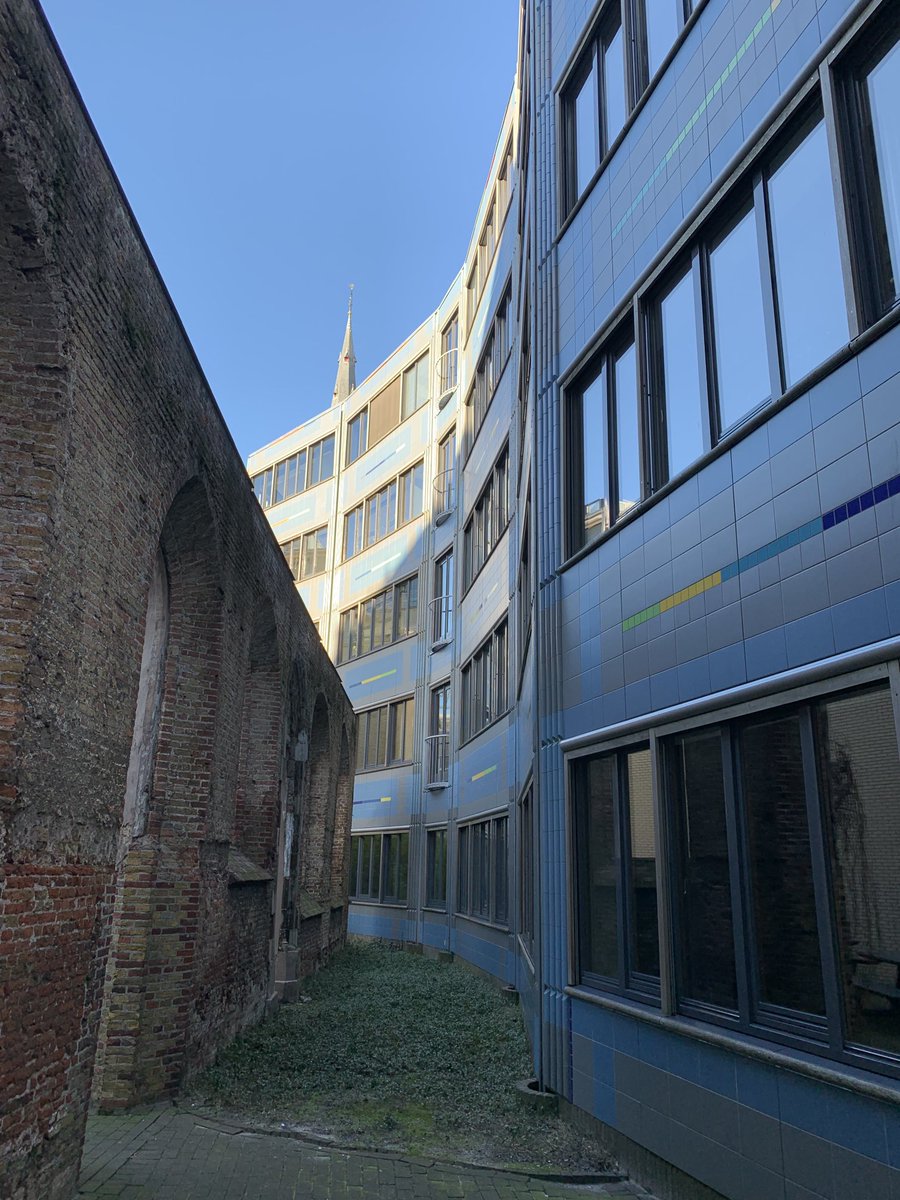 Toch knap hoe Aldo van Eyck deze uitbreiding van de Rekenkamer binnen de ruimte van het binnenterrein heeft weten te manoeuvreren.