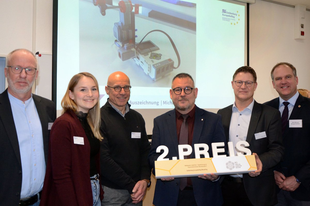 Heute durften wir in Hürth - für den Fonds der Chemischen Industrie - den zweiten Preis für ein Digitalisierungsprojekt im Schulunterricht an das Team des Goldenberg Europakolleg Wesseling überreichen. Tolles Projekt, tolles Team!!! <a href="/chemieverband/">VCI</a> <a href="/Stadt_Wesseling/">Stadt Wesseling</a> @StadtHuerth