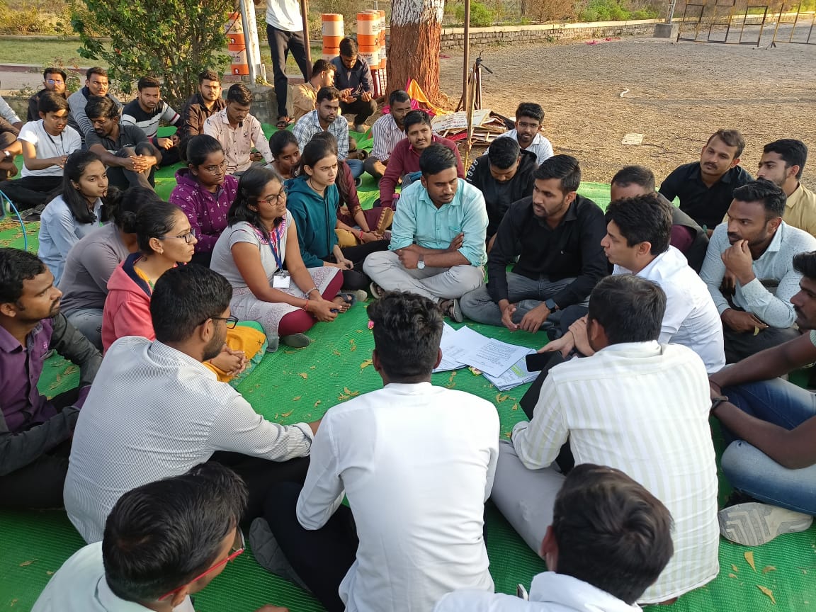 Swapnil22298477's tweet photo. #JusticeForAgrilEngg
नाशिक पदवीधर मतदारसंघाचे उमेदवार मा. सत्यजित तांबे यांनी आज आंदोलनस्थळी(महात्मा फुले कृषी विद्यापीठ राहुरी) भेट देऊन कृषी अभियांत्रिकीच्या विद्यार्थ्यांच्या मागण्या समजावून घेतल्या व या मागण्यांवर तोडगा काढण्यासाठी वरिष्ठांशी चर्चा केली. https://t.co/zSqzXIyxds
