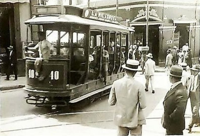 CIVoficial's tweet photo. Destaca la elegancia del caraqueño en los años 30's. Tranvía cruzando por la esquina Las Gradillas, diagonal con la plaza Bolívar. https://t.co/I3i56korbC