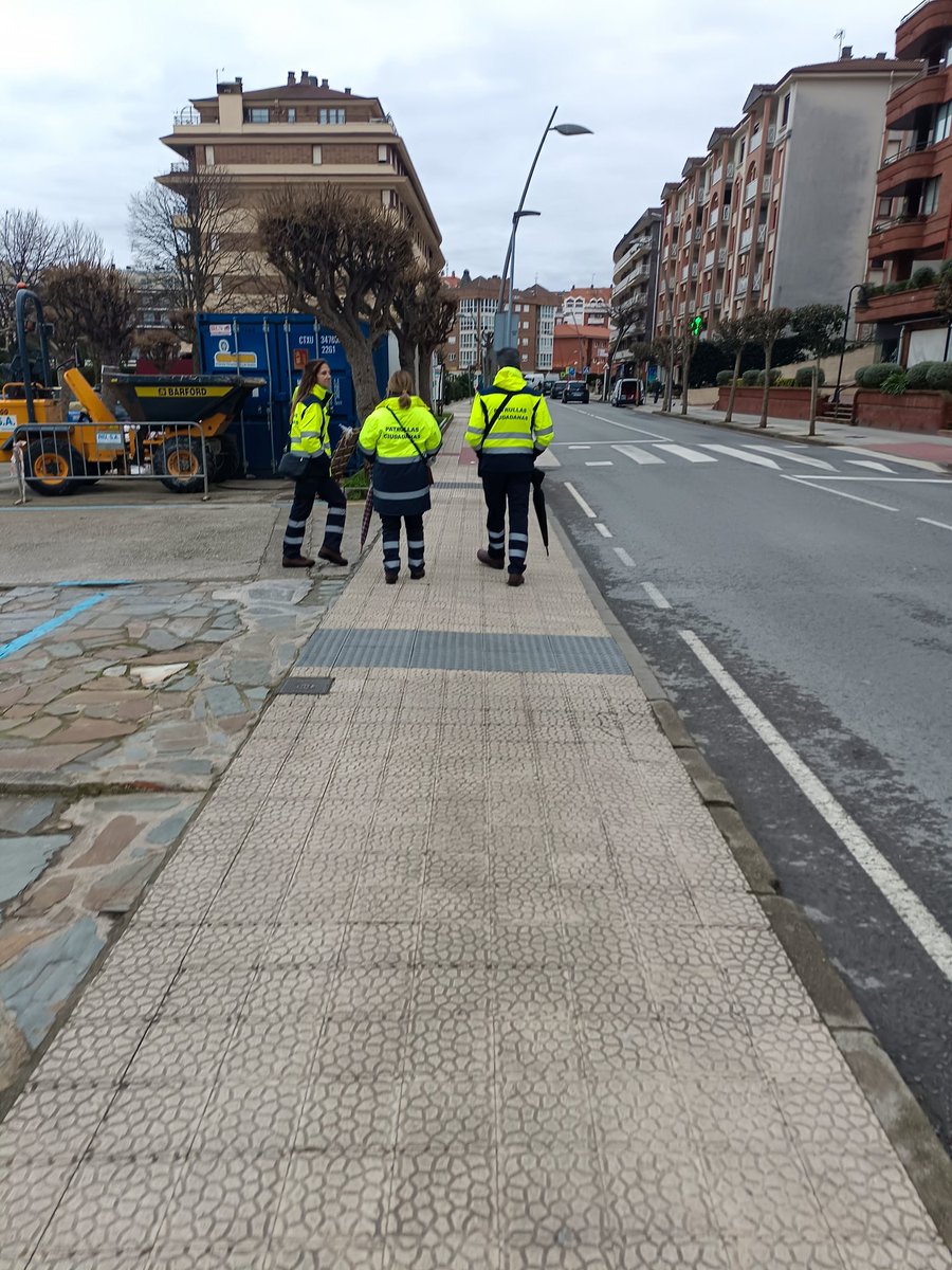 VerOirycallar09's tweet photo. De paseo x #CastroUrdiales paraguas en mano.
1800x3=5400 eu/mes.
Baldosas rotas,aceras en mal estado, ausencia de papeleras, caca de perro, andamios sin retirar,..🤔🤔@AytoCastro @herransusana @muchocastro @CastroVerdetk https://t.co/E0OMPgFGuX