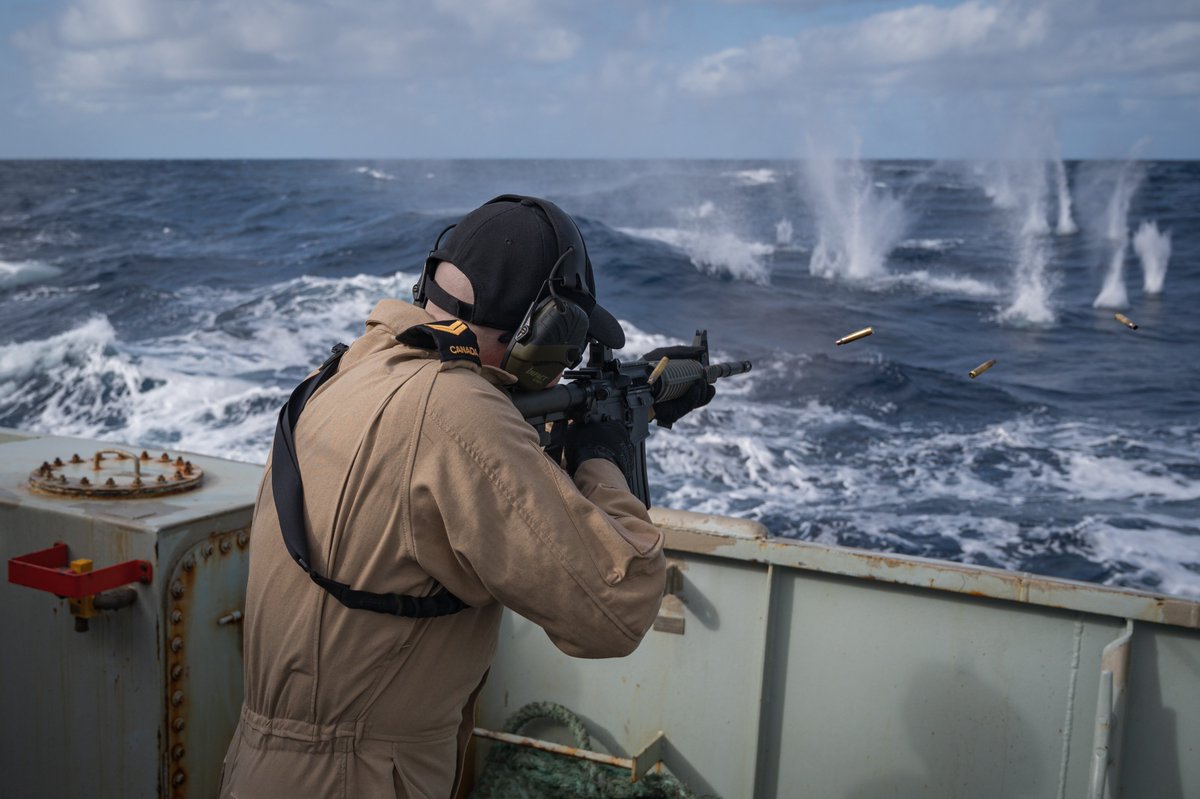 👀 Watch and shoot! 🔫
Members from #HMCSMoncton perform a force protection shoot, refreshing skills during
#OpPROJECTION in West Africa.

#WeTheNavy #OE23