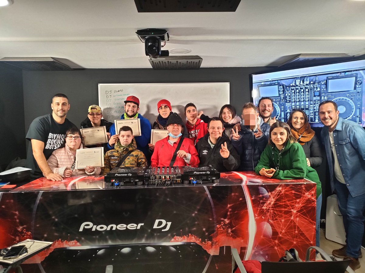 Bones a tothom! Ja teníem ganes de començar el taller 2023 de "Fes de Dj per un dia" a <a href="/PlasticAcademia/">Plastic Academia</a> Avui un super grup de <a href="/Aspanin_ass/">Aspanin</a> gaudit de l'experiència! Gràcies, companys i companyes! Molt agraïts com sempre Pep Garcés Al febrer tornem al màxim!