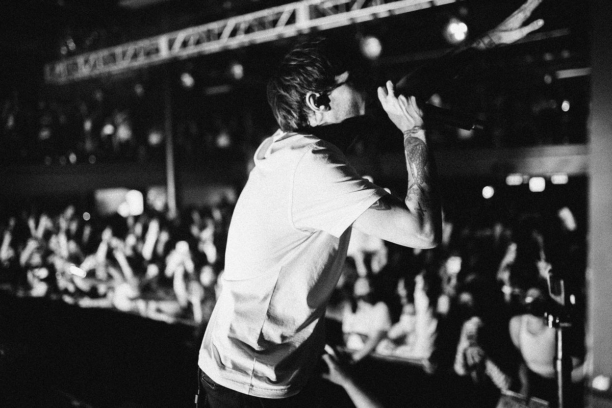 Reminder to vote for our fandom! 

RETWEET and REPLY with: I vote #Louies for #BestFanArmy at the #iHeartAwards!