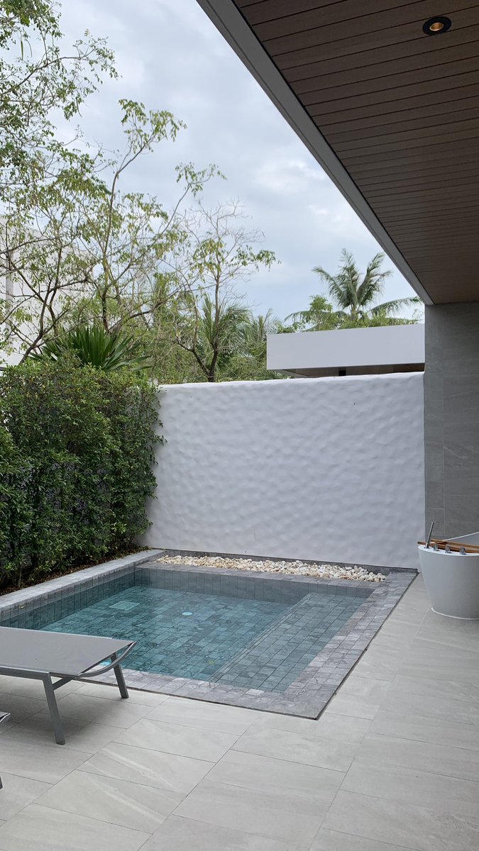 OUAUDAYOFF's tweet photo. ภูเก็ตรอบนี้เลือกพักที่ Melia ด้วยราคาตอนนี้คือที่พักภูเก็ต เขาหลักขึ้นราคาหมด ตอนจอง type ที่เป็น outdoor Bathtub ได้อัพเกรดเป็นวิลล่า ชอบที่โรงแรมจัดสัดส่วนแต่ละอย่างไว้ดีมากๆ และเดินไปที่หน้าหาดได้ สระว่ายน้ำมี 2 สระ มีเดย์เบ้ดนั่งชิลได้ข้างๆสระ เมนูอาหารของโรงแรมก็อร่อยเลย https://t.co/FtmwEfp2pO