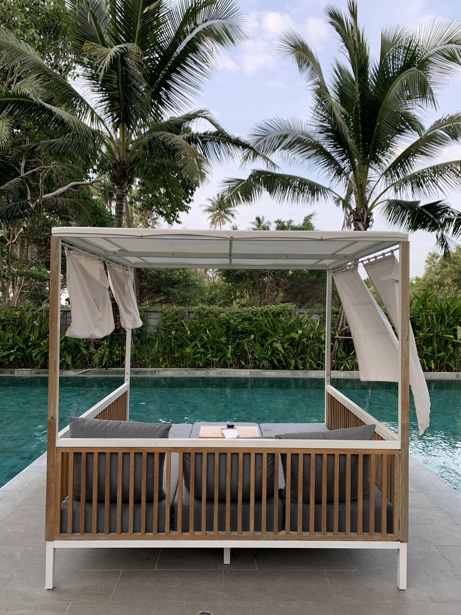 OUAUDAYOFF's tweet photo. ภูเก็ตรอบนี้เลือกพักที่ Melia ด้วยราคาตอนนี้คือที่พักภูเก็ต เขาหลักขึ้นราคาหมด ตอนจอง type ที่เป็น outdoor Bathtub ได้อัพเกรดเป็นวิลล่า ชอบที่โรงแรมจัดสัดส่วนแต่ละอย่างไว้ดีมากๆ และเดินไปที่หน้าหาดได้ สระว่ายน้ำมี 2 สระ มีเดย์เบ้ดนั่งชิลได้ข้างๆสระ เมนูอาหารของโรงแรมก็อร่อยเลย https://t.co/FtmwEfp2pO