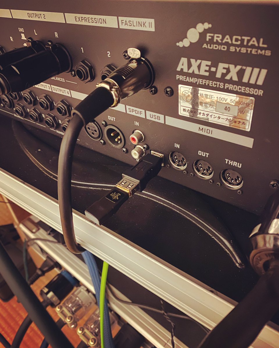 こ、こやつAXE-FX3のUSBに挿したらシャアザクになりましたよ…凄っ！

#峰電
#PORTFilter
#fractalaudio
#AXEFX3