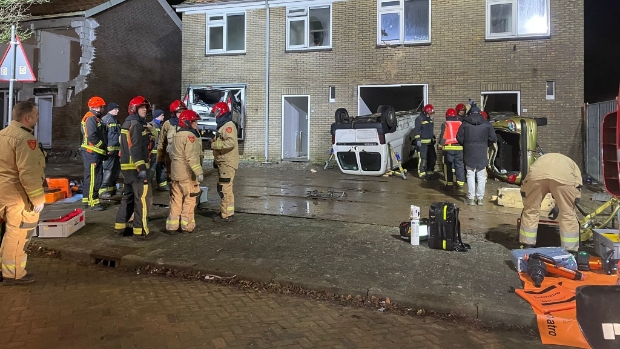 Spectaculaire oefening in Uithuizen met in woning geschoten auto's -  ommelander.info/nieuws/algemee…