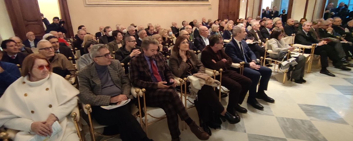 bancadipiacenza's tweet photo. Un grandissimo maestro per tutti, con l’innata capacità di guardare avanti e la generosità di spendersi per gli altri. Leggi di più al link https://t.co/CajvTgoqGv #BancadiPiacenza https://t.co/dH3u55i9IC