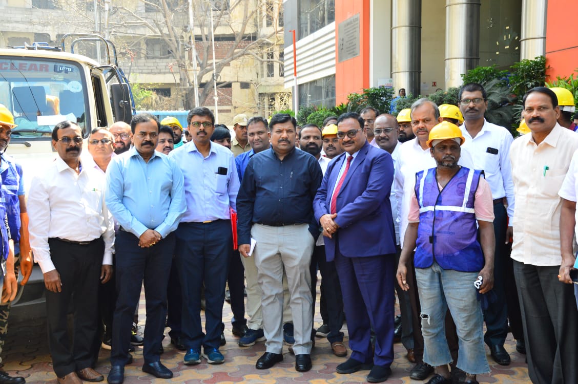 MDHMWSSB's tweet photo. Govt. of Tamilnadu, Addl.CS, Mr. Muruganandam, IAS; @CHN_Metro_Water MD,  Mr Kirlosh Kumar, IAS &amp; their team visited @HMWSSBOnline today, to understand the interventions of HMWSSB in successful elimination of manual entry in sewer maintenance in Hyd. (1/4) https://t.co/sVLP2Dp46D