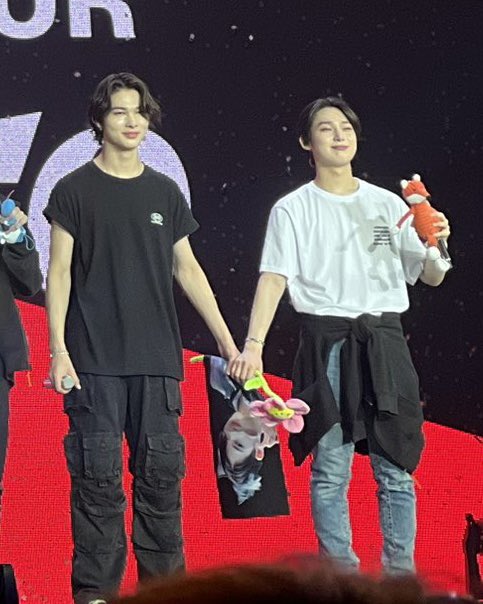 snklouv's tweet photo. SUNKI HOLDING HANDS WITH THE FLOWER AND BANNER IN BETWEEN THEIR PALMS 😭🤍 https://t.co/OF8Pr7IGDe