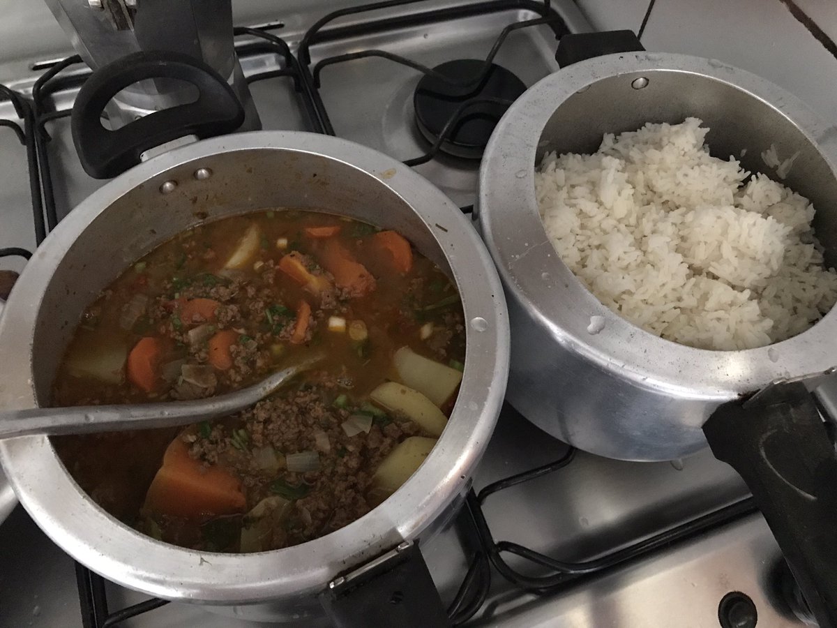 bernardohq's tweet photo. O almoço daqui de casa só precisa de 2 panelas #arroz e #batido https://t.co/PPAVIN4hYF