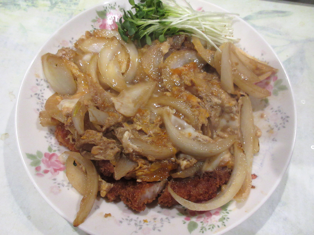 前回のカツ煮が旨かったので再チャレンジ。鍋も買ったけど見栄えが…味はいいんだがやはり問題はタマネギ多すぎ。レシピでは4分の1だが半分入れちゃう。好きだから! 