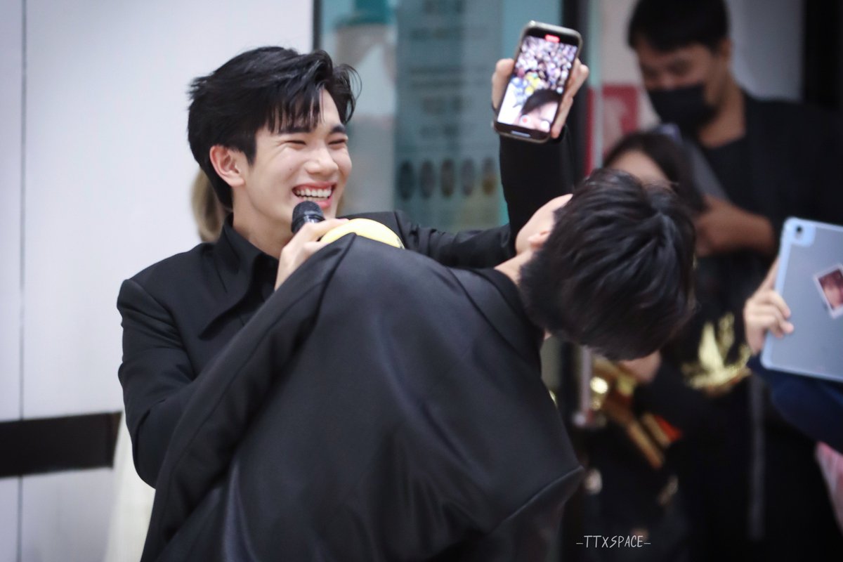 TTxSpace's tweet photo. คนนึงฉามขวบ อีกคนสี่ขวบ
ซนมากกกกกก 🥹🤲🏻
@gemini_ti @tawattannn 

#รางวัลกินรีทองxเจมีไนน์โฟร์ท
#เจมีไนน์โฟร์ท
#ttxspace https://t.co/Z2KXXccTqK