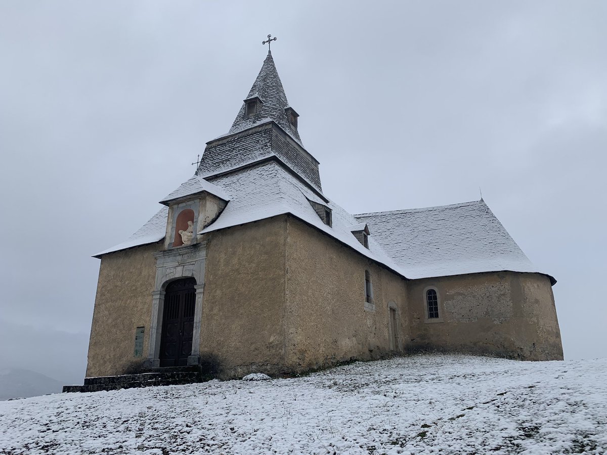 FrancoisVayne's tweet photo. Après les #JSFS2023 à #Lourdes, où nous étions 230 représentants des médias catholiques, j‘ai pu faire découvrir à des amis journalistes un lieu qui m’est cher, la chapelle Notre-Dame de Piétat, aujourd’hui recouverte d’un voile blanc et entourée d’un silence régénérant https://t.co/Yq0cAHtjaa