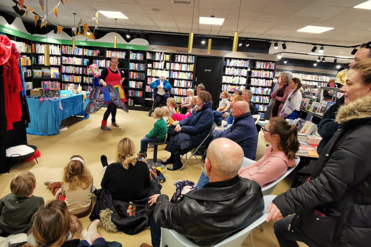 LOET VIERT FEEST ...

... in #Almelo, waarvan de jeugdige bewoners in grote aantallen zijn gekomen om haar te helpen met de grote wens van haar hond Mango: vliegen!