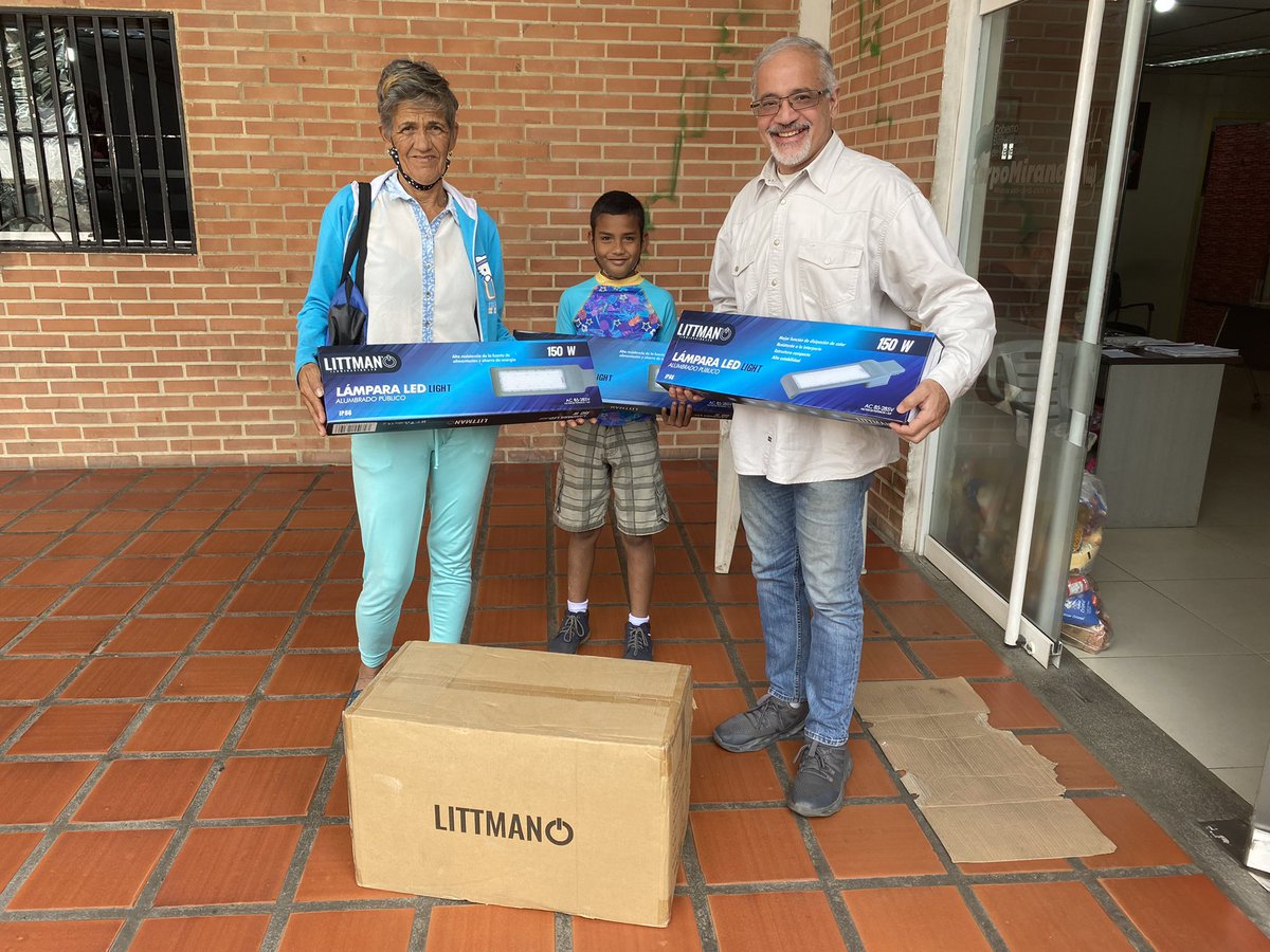 luiscarPSUV's tweet photo. Los Concejos Comunales del Municipio Plaza del Estado Miranda, están tomando la iniciativa al definir dónde colocar las luminarias, alumbrar los espacios, ordenar el tráfico, aumentar la seguridad y en fin conquistar espacios para la Vida @HectoRodriguez @JoanRCC1 https://t.co/3w07E0He76