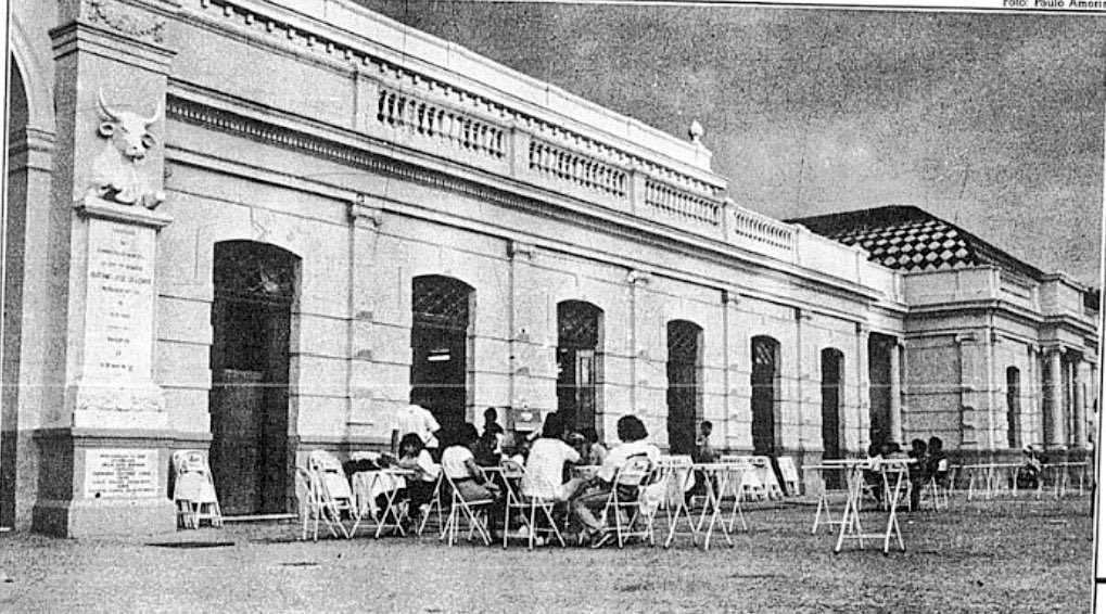 O Mercado de São Brás passou apenas por duas revitalizações, em 1988 e 1999. Na penúltima, alguns bares e lanchonetes instalaram-se no local com mesas na calçada, coexistindo com os feirantes já estabelecidos. Hoje é difícil imaginar, mas já foi um concorrido ponto de encontro.