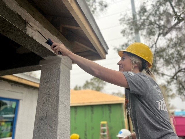 HabitatTBG's tweet photo. #SponsorSaturday time!

We are grateful for the work being put in by Home sponsor, @originalhooters, on the Elias Family Home in Lealman!

We are weeks away from dedicating this Home and #Hooters volunteers have been amazing every day showing up to build!

#HabitatPinellasPasco https://t.co/Dp8pSj2OLG