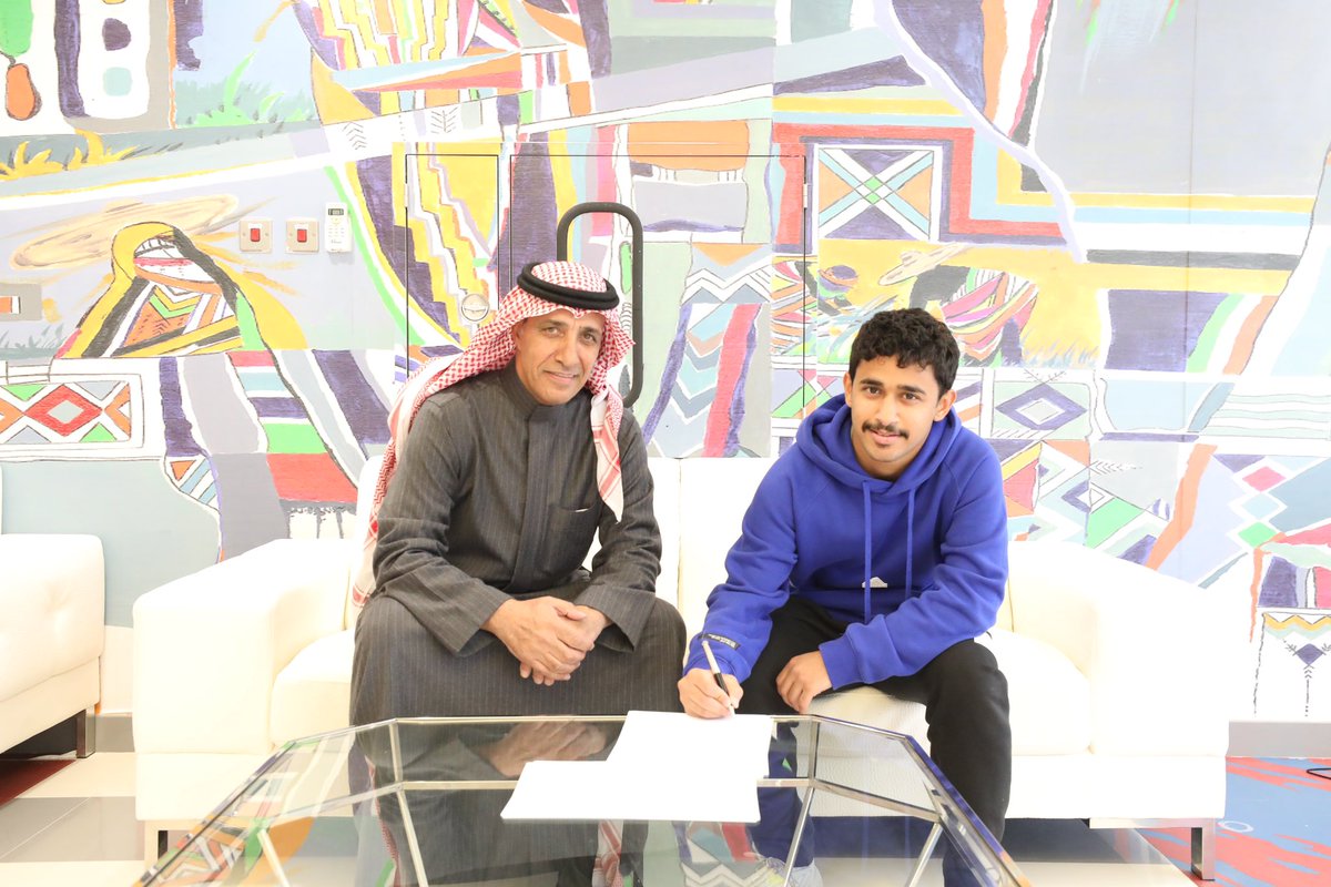 📸| صور من توقيع العقد مع اللاعب محمد سعد القحطاني بحضور المدير التنفيذي لكرة القدم تركي المشعان .