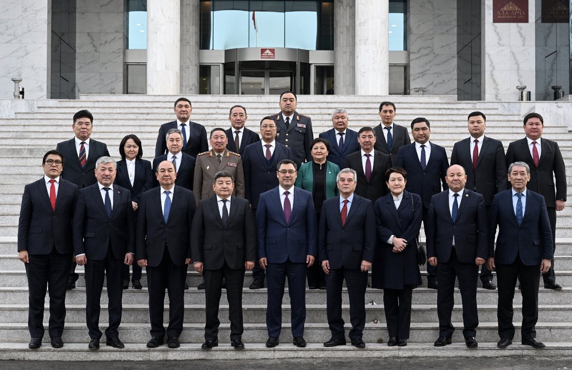 Вы можете найти хоть одно человеческое лицо среди этих табаков..?