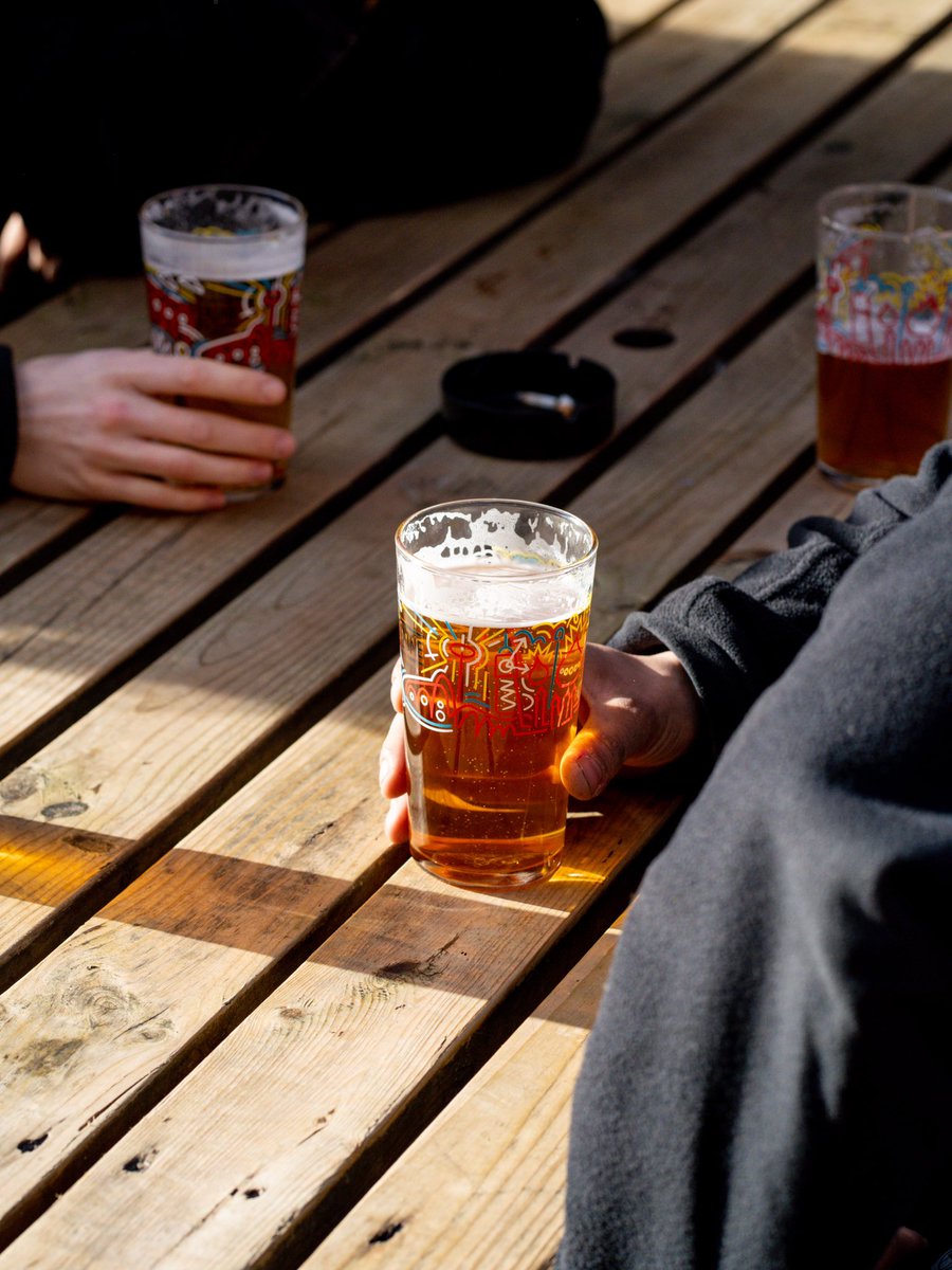 The days are getting longer and it feels like summer is around the corner. More sunny pints please! 🍻