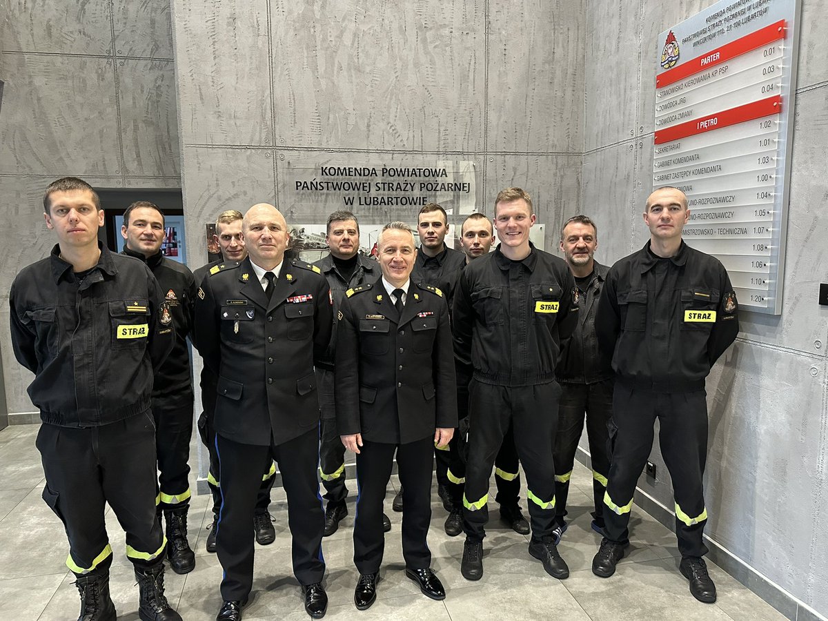 ABartkowiak_PSP's tweet photo. Dziś miałem przyjemność uczestniczyć w przekazaniu 🚒dla druhów #OSP Kąkolewnica (woj. lubelskie) oraz spotkać się ze👨🚒#KPPSP w #RadzyńPodlaski i #Lubartów.
Spotkanie z każdym strażakiem jest dla mnie cenne bo daje możliwość osobistego podziękowania za tę ciężką służbę. 🇵🇱👨🚒🚒❤️ https://t.co/P6YbNIItrv