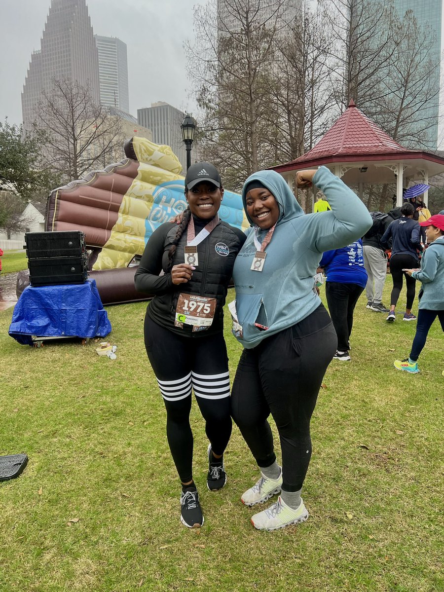 BarganierJarynn's tweet photo. 5K extra weekend work with mamabear! @pbrownbarganier 👊🏽💪🏽 #zerodaysoff #letsgetit #grinddontstop https://t.co/2eH9NUiY2m