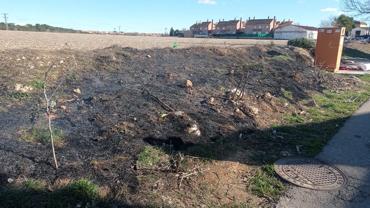 CivilPioz's tweet photo. Tercer aviso en menos de 15 días por incendio en los contenedores de Madrebuena. Se ruega una vez más cuidado a los vecin@s a la hora de deshacerse de las cenizas de la chimenea. 
#pcpioz https://t.co/9S6aib65Ll