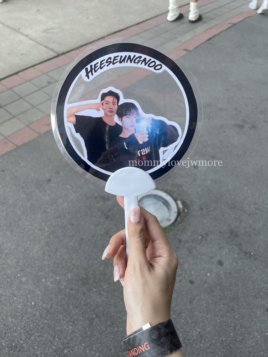 mommylovejwmore's tweet image. เอาพัดให้น้องซอนอูดูตอนเพลงโพลารอยด์ 🥹😭💗

#MANIFESTO_IN_BANGKOK
#ENHYPENinBKK
#heeseungnoo #HeeSun #ฮีซึงอู