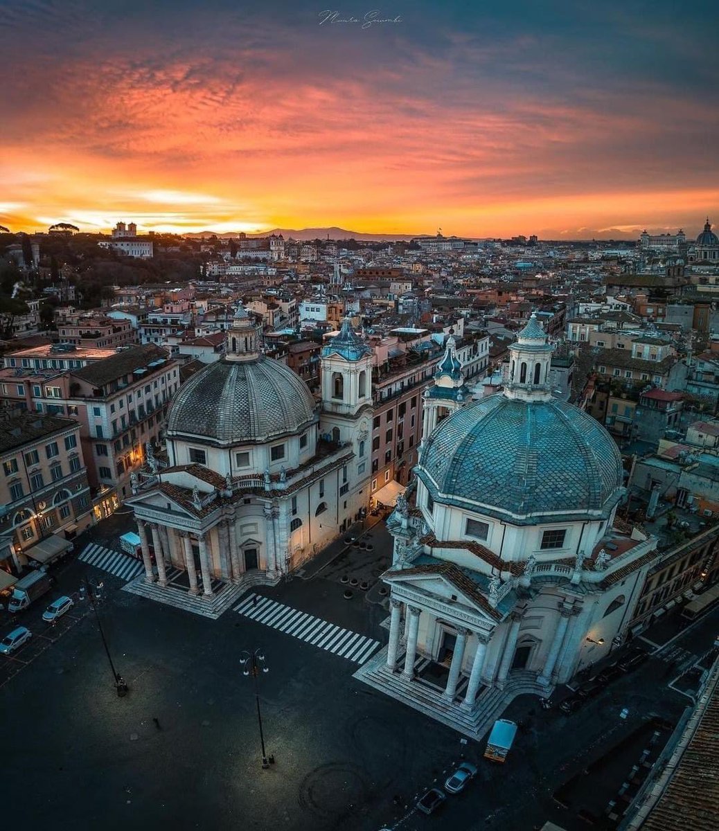 Sunset on the twin churches of #PiazzadelPopolo, Rome