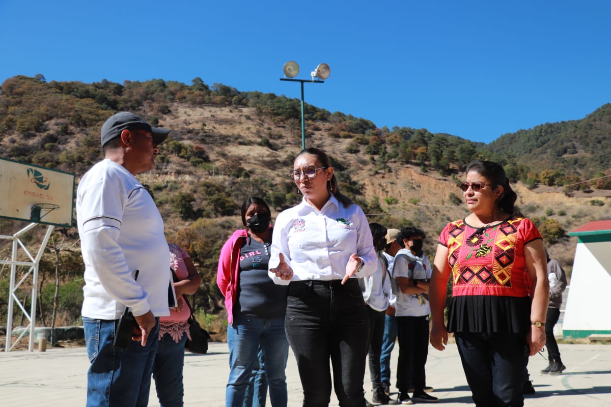 CECyTEOaxaca's tweet photo. La #ComunidadCECyTEO del EMSaD 73 #SanMiguelMixtepec se prepara para el próximo inicio del nuevo semestre, y durante la visita de nuestra DG @blancaluzmtz, alumnado y personal docente le expresaron las necesidades existentes, con el fin de asegurar la mejora de los servicios. https://t.co/sLQd75vlm9