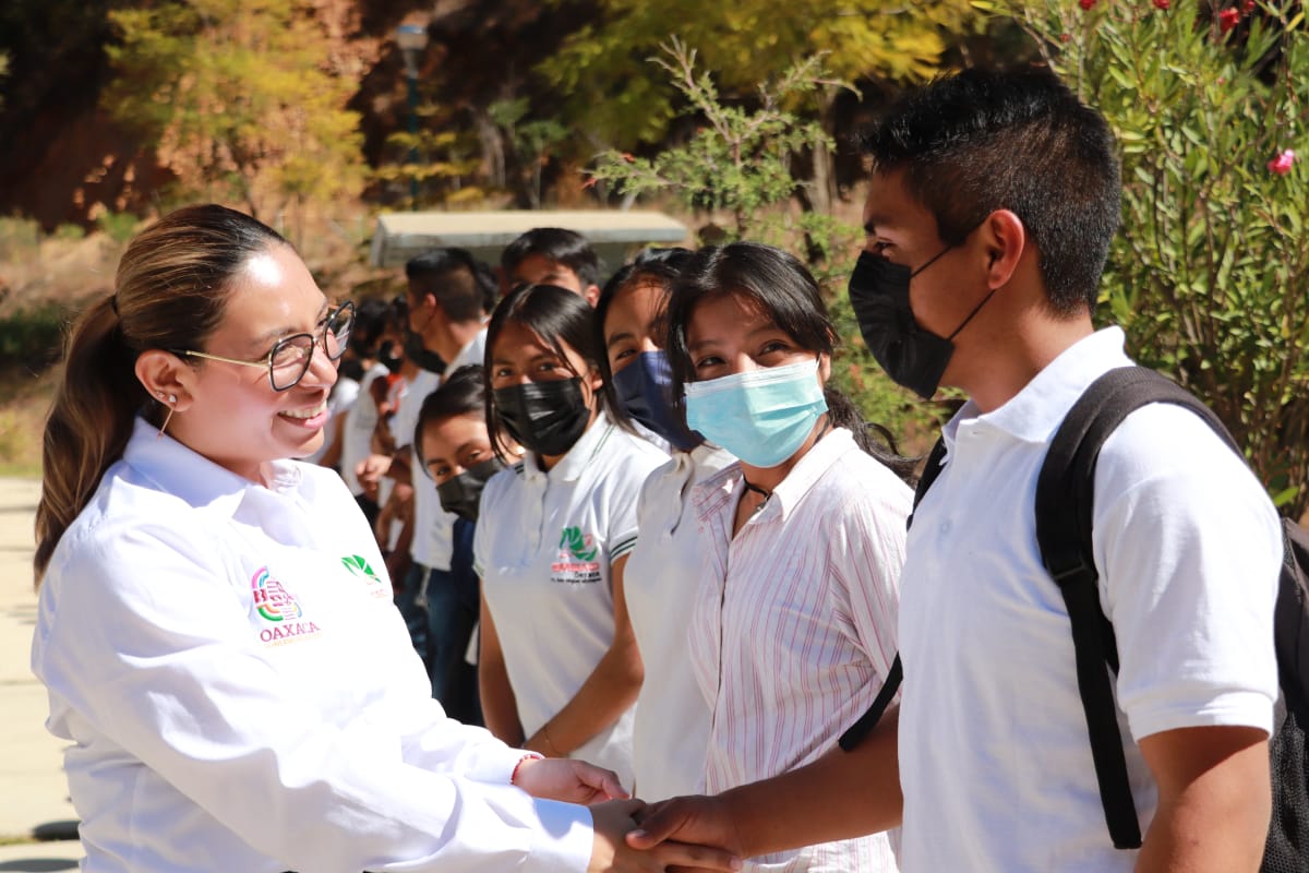 CECyTEOaxaca's tweet photo. La #ComunidadCECyTEO del EMSaD 73 #SanMiguelMixtepec se prepara para el próximo inicio del nuevo semestre, y durante la visita de nuestra DG @blancaluzmtz, alumnado y personal docente le expresaron las necesidades existentes, con el fin de asegurar la mejora de los servicios. https://t.co/sLQd75vlm9